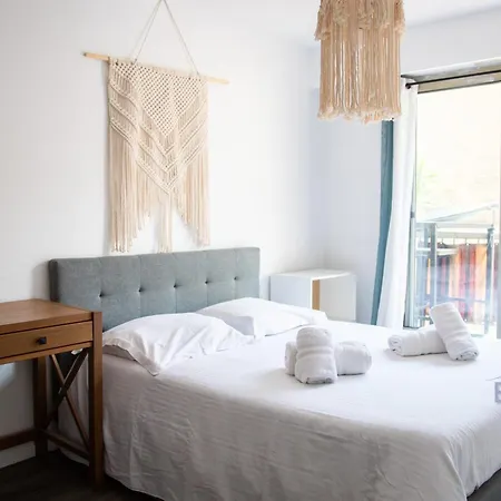 Spacious Apt Between Garibaldi And Riquier شقة