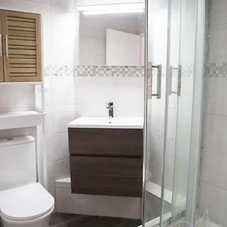 Spacious Apt Between Garibaldi And Riquier Apartamento